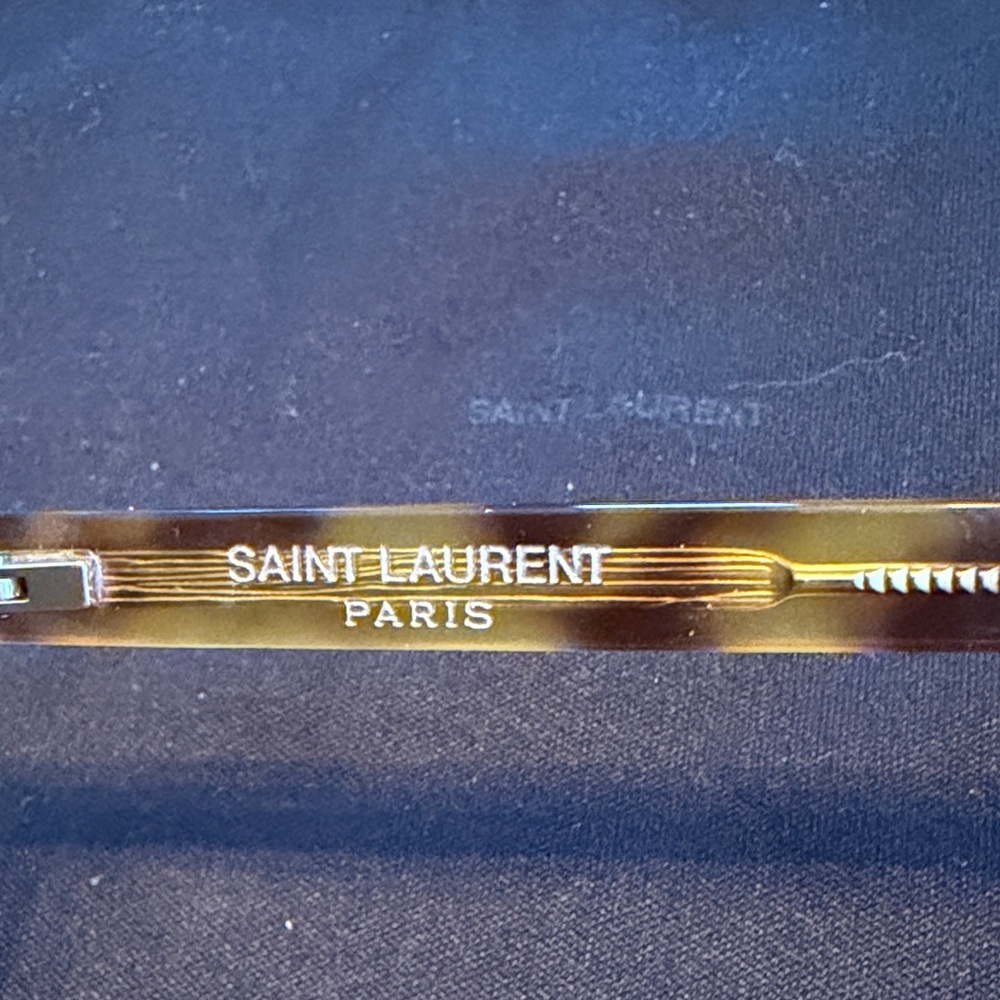 Saint Laurent SL 161 Slim sunglasses in a tortoise frame - Picture 2 of 11
